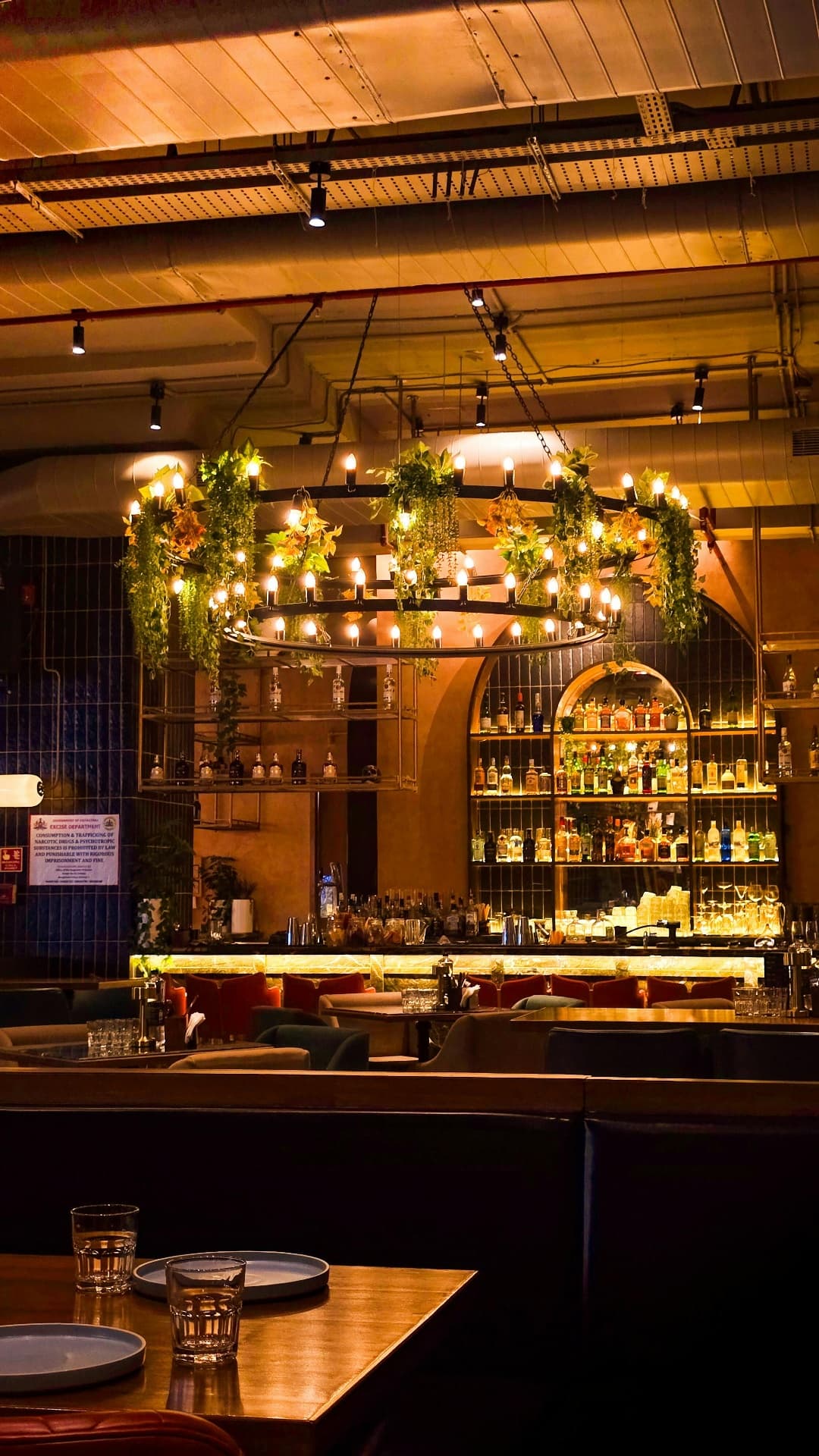 Stilvolle Bar als Eventlocation Zürich mit dekorativem Kronleuchter – Location buchen mit Dreilokale