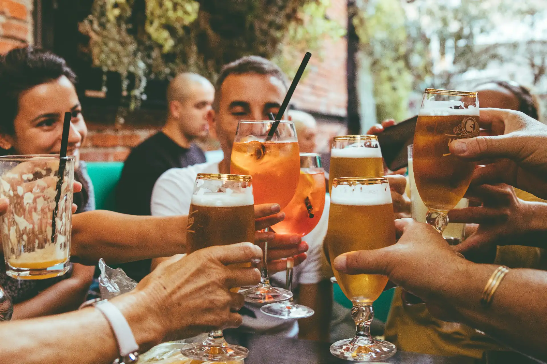Anstossen mit Freunden – Apéro bei einem Anlass in Zürich