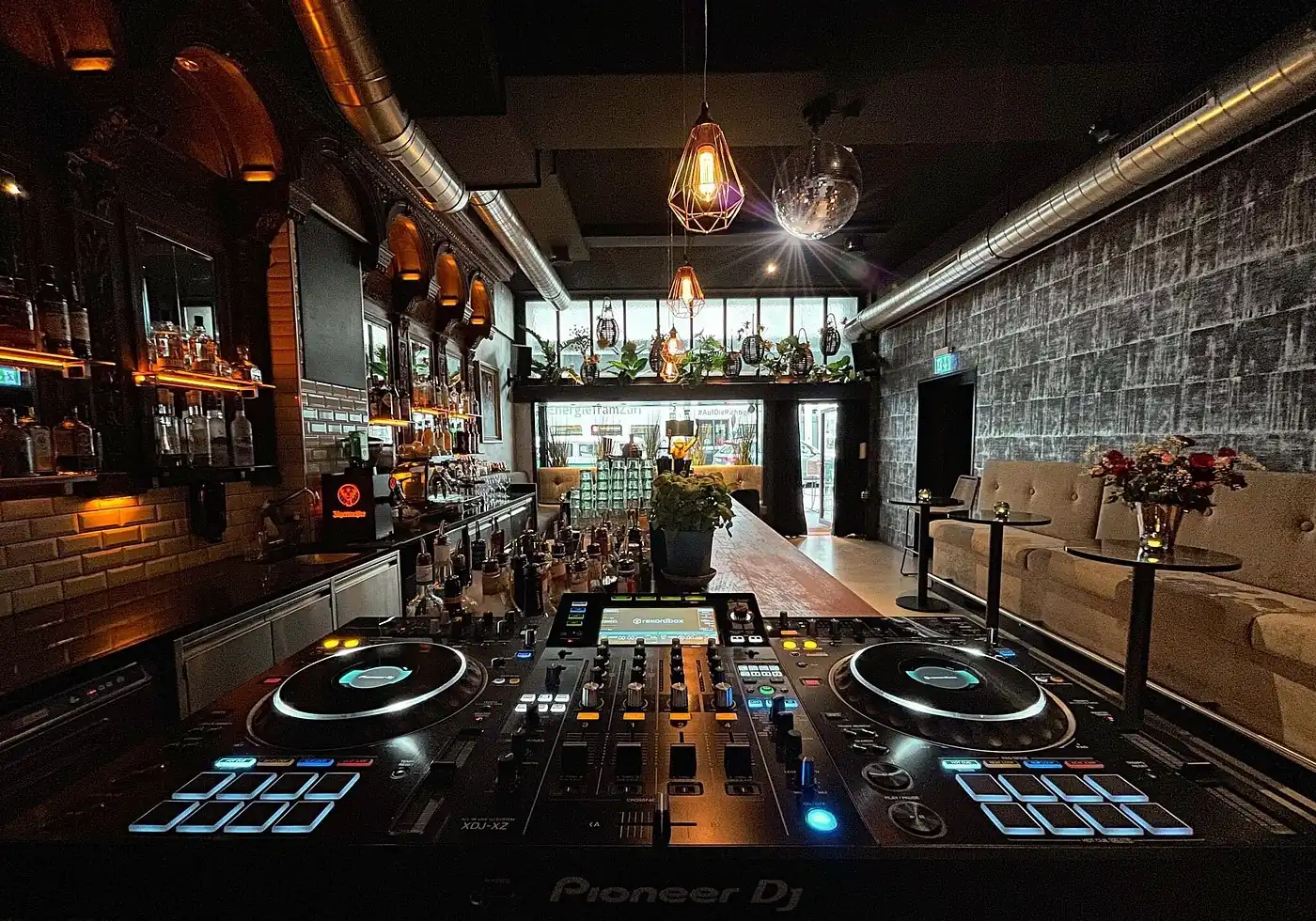 Stilvolle Bar als Eventlocation Zürich mit warmer Beleuchtung